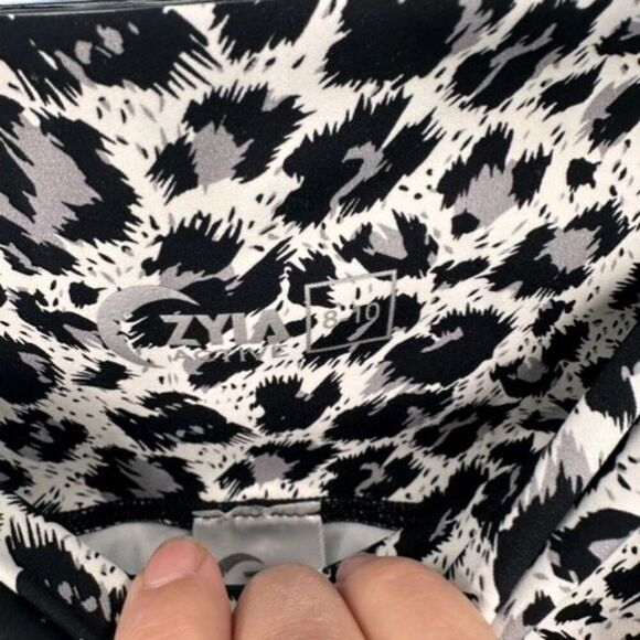 Zyia Snow Leopard 7/8 Compression Pants White Black Pockets Medium - Picture 11 of 14